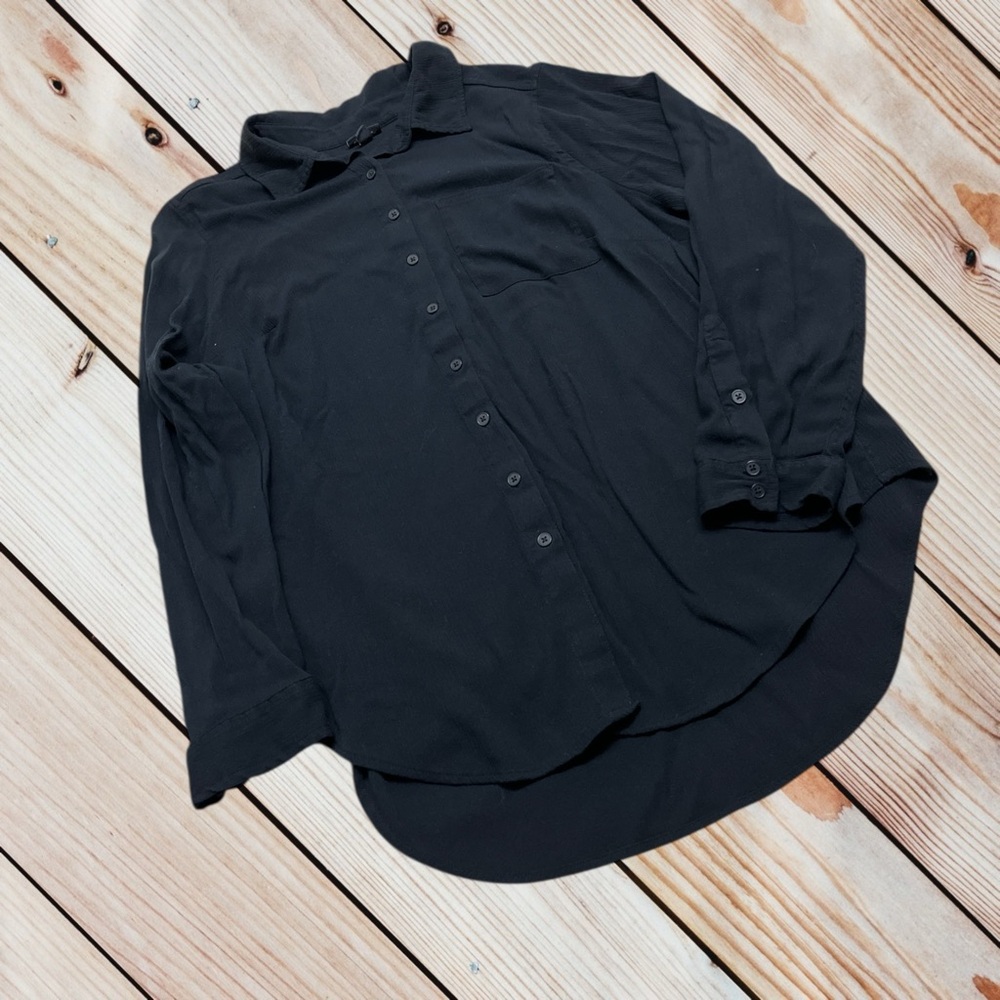 Torrid 1X black crinkle gauze button up - Picture 2 of 13